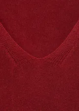 Top sin mangas color ladrillo, de tejido de punto fino con tirantes anchos y cuello de pico.