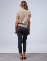 Pantalón de gabardina elastizada azul marino, marca Zac & Rachel, de corte recto, pretina ancha pespunteada y largo al tobillo. Tiene bolsillos simulados.
