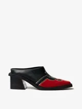 Zueco destalonado de cuero negro y rojo con diseño estilo cowboy y tacón bloque.