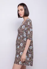 Vestido corto con manga abullonada, escote en V y corte en la cintura, con estampado de leopardo.