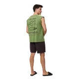 Musculosa verde con logo Rusty & Sun estampado en el pecho.