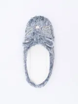 Pantuflas cerradas de tela peluda color gris, con diseño de gato bordado en el empeine.