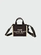Bolso tote pequeño Marc Jacobs, confeccionado en jacquard negro con logo de la marca en blanco. Tiene doble asa de mano y correa bandolera ajustable y extraíble.
