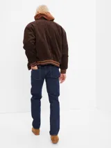 Jean de corte slim color azul oscuro.