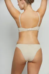 Conjunto de ropa interior color beige, compuesto por un corpiño con taza soft y aro, y una bombacha clásica.