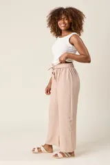 Pantalón palazzo color verde oliva, de tiro alto, con cintura elastizada y lazo ajustable.