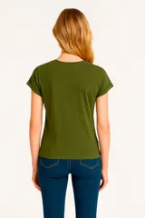 Remera verde militar de corte clásico, con mangas cortas con dobladillo y estampado frontal con diseño abstracto en dorado y texto en inglés.