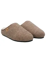 Pantufla cerrada de fieltro color marrón claro, con interior de corderito sintético y suela de goma.