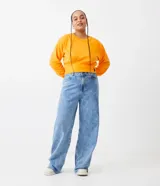 Sweater naranja de algodón, con cuello redondo, mangas largas y ribete elástico en la cintura.