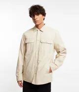 Campera de algodón con relleno marca Ripping, color beige. Presenta cuello inglés, cierre frontal de botones, dos bolsillos de parche con solapa en el pecho y bolsillos laterales. Posee un bolsillo interno y puños con botones.