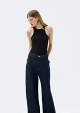 Musculosa marrón con cuello halter y bordado pequeño en el pecho.