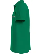 Chomba verde de piqué de algodón con cuello clásico, cartera de dos botones, logo Hilfiger en el pecho y logo bordado en la manga.