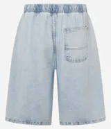 Bermuda baggy de jean celeste con cintura elástica y cordón ajustable.