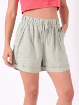 Short color verde oliva, con cintura elastizada y cordón ajustable.