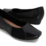Zapato casual Usaflex de cuero color beige, con puntera redondeada y detalle de elástico en los laterales. Diseño de la línea Care Juanetes, con tecnología para el cuidado de los pies.
