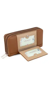 Billetera larga color plateado metalizado, con cierre perimetral y placa con el logo "Lincoln's" al frente. Presenta múltiples compartimentos y tarjeteros.