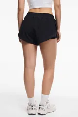 Short deportivo gris oscuro con cintura elástica y calza interna con bolsillo.