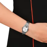 Reloj Casio para mujer, modelo LTPV002D-7AUDF, con caja y pulsera de acero plateado y esfera blanca. Resistente al agua hasta 30 metros.