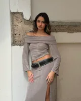 Top manga larga color gris con escote off-shoulder.