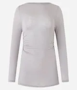 Blusa de viscosa color gris con efecto gastado, cuello redondo, mangas largas, fruncido lateral y abertura.