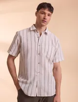 Camisa de manga corta a rayas verticales celestes y blancas, con cuello clásico y botones marrones.