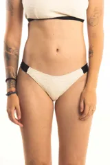 Bombacha vedetina color crudo con cintura de lycra negra sin elásticos.