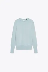 Jersey celeste de punto con cuello redondo adornado con abalorios joya y manga larga. Tiene cierre en la espalda con abertura y botones.