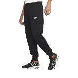 Pantalón de jogging negro de corte ajustado con puños elásticos, bolsillos laterales y bolsillo cargo con solapa en el muslo derecho. Logo de Nike bordado en blanco en el muslo izquierdo.