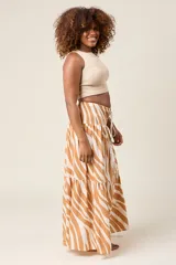 Falda larga con estampado de cebra en tonos marrón y blanco, cintura elastizada tipo smock con cordón ajustable y terminación en borlas.