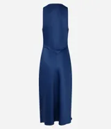 Vestido midi sin mangas confeccionado en tejido con efecto satinado color azul. Posee escote drapeado además de fruncido en el cuerpo.