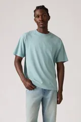 Remera celeste de corte recto con cuello redondo y logo de la marca bordado en el pecho.