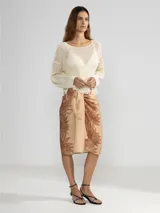 Sweater tejido italiano de algodón con punto abierto y sutil brillo de lúrex, con detalles de flecos.