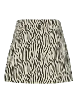 Minifalda de tiro medio con estampado de cebra en blanco y negro. Confeccionada en tejido de sarga.