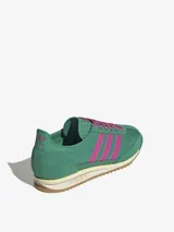 Zapatillas Adidas SL 72 OG, color verde con detalles en fucsia y suela color caramelo. Inspiradas en el modelo original de 1972, con exterior de piel suave y capas de gamuza.