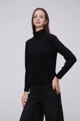 Polera de manga larga color negro, con cuello alto y diseño ajustado al cuerpo.