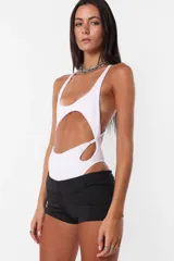 Body blanco con aberturas en el abdomen y espalda descubierta.