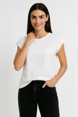 Remera blanca de algodón, manga corta, corte holgado y cuello redondo.