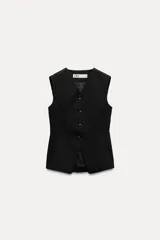 Chaleco negro entallado de Zara Woman Collection, con escote pico, sin mangas, forro interior a tono, bajo asimétrico y cierre frontal con botones.