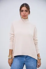 Sweater beige de cuello alto, manga larga y corte holgado con aberturas laterales en el dobladillo.