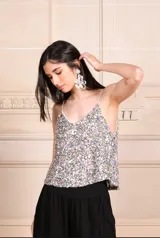 Top de fiesta con lentejuelas multicolores y breteles finos.