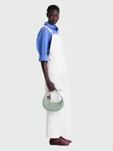 Bolso Longchamp modelo Le Pliage Xtra, tipo hobo, color verde claro con asa corta y charm colgante.