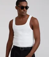 Musculosa blanca de rib con textura acanalada, escote cuadrado y breteles medianos. Confeccionada en algodón certificado BCI y elastano.