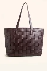 Cartera tipo tote bag de cuero vacuno trenzado a mano, con diseño de tejido ajedrez. Cuenta con doble asa de hombro y cierre superior.