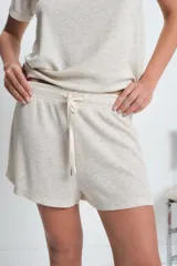 Short de punto color beige con cintura elástica y cordón ajustable.