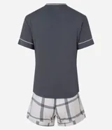 Conjunto de pijama corto compuesto por una remera gris de manga corta con bolsillo en el pecho y un short con estampado de cuadros blancos y grises.