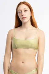 Top musculosa color verde oliva con escote recto, breteles finos y relleno.