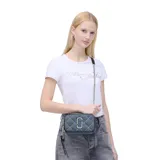 Bolso bandolera Marc Jacobs modelo The Quilted Denim Softshot, confeccionado en tejido vaquero lavado acolchado color azul. Presenta correa de cadena extensible con protección de piel, herrajes J Marc, detalles en piel ribeteada y costuras adornadas.