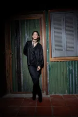 Camisa de seda negra, amplia, con mangas abullonadas y frunce en hombros y espalda.
