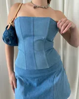 Corset strapless de denim celeste con ballenas reforzadas.