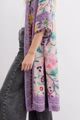 Kimono largo hasta la rodilla, de mangas 3/4 y calce amplio con tajos laterales. Diseño estampado con motivos florales y guardas.